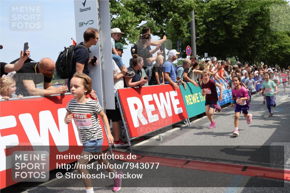 15.06.2025 - REWE Women's Run Strokosch-Dieckow http://msf.ph/oto/7943077 15.06.2025 11:35:26 Ziel 111, 118, 120, 128, 131, 137, 139, 175, 220, 229, 261, 268, 269, 284, 286, 295, 296, 302, 309, 313 meine-sportfotos.de