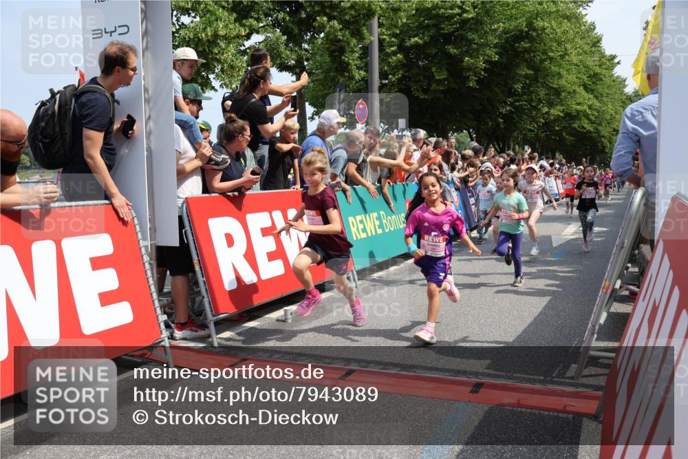15.06.2025 - REWE Women's Run Strokosch-Dieckow http://msf.ph/oto/7943089 15.06.2025 11:35:26 Ziel 111, 118, 120, 128, 131, 137, 139, 175, 220, 229, 261, 268, 269, 284, 286, 295, 296, 302, 309, 313 meine-sportfotos.de