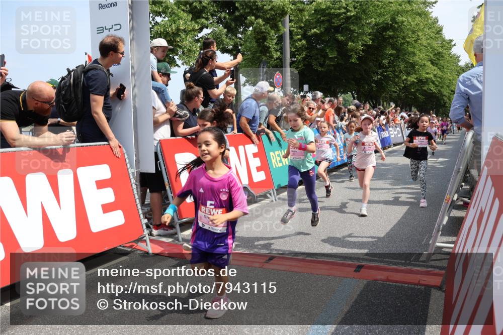 15.06.2025 - REWE Women's Run Strokosch-Dieckow http://msf.ph/oto/7943115 15.06.2025 11:35:27 Ziel 111, 120, 128, 131, 137, 139, 175, 220, 229, 240, 246, 261, 268, 269, 284, 286, 295, 296, 302, 309 meine-sportfotos.de