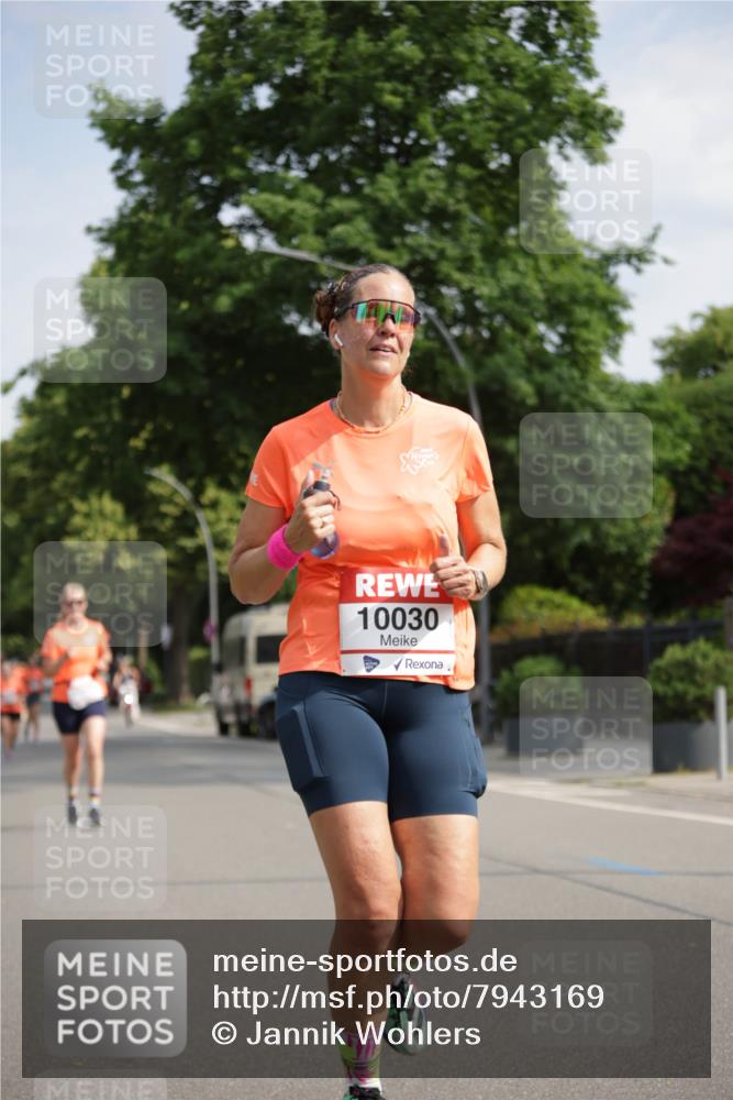 15.06.2025 - REWE Women's Run Jannik Wohlers http://msf.ph/oto/7943169 15.06.2025 08:47:03 Laufen 10030 meine-sportfotos.de