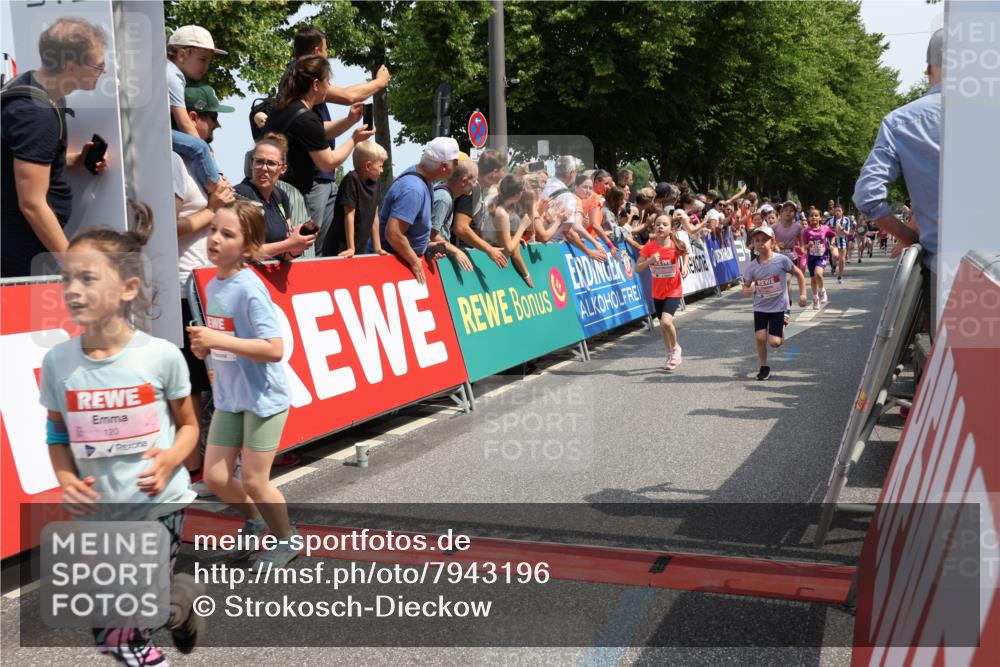 15.06.2025 - REWE Women's Run Strokosch-Dieckow http://msf.ph/oto/7943196 15.06.2025 11:35:30 Ziel 111, 120, 121, 128, 131, 137, 139, 152, 175, 220, 229, 240, 246, 268, 269, 284, 286, 295, 296, 302, 309 meine-sportfotos.de
