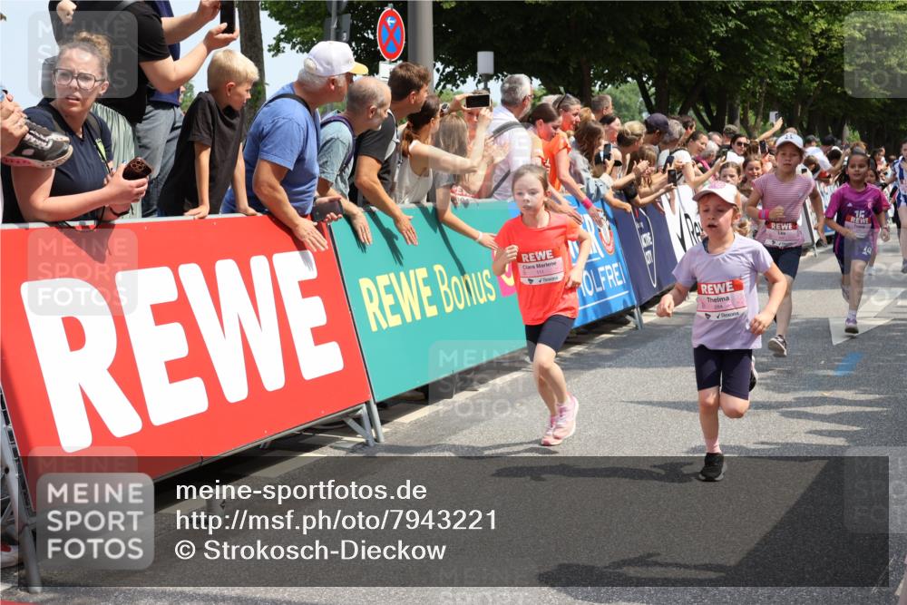 15.06.2025 - REWE Women's Run Strokosch-Dieckow http://msf.ph/oto/7943221 15.06.2025 11:35:30 Ziel 111, 120, 121, 128, 131, 137, 139, 152, 175, 220, 229, 240, 246, 268, 269, 284, 286, 295, 296, 302, 309 meine-sportfotos.de