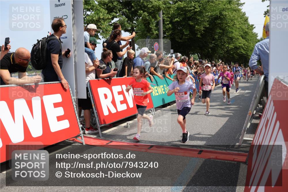 15.06.2025 - REWE Women's Run Strokosch-Dieckow http://msf.ph/oto/7943240 15.06.2025 11:35:31 Ziel 111, 120, 121, 122, 131, 137, 139, 152, 175, 220, 229, 240, 246, 251, 268, 269, 284, 286, 295, 296, 302 meine-sportfotos.de