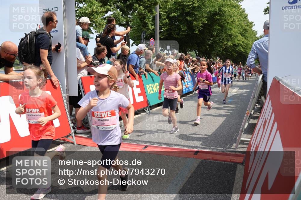 15.06.2025 - REWE Women's Run Strokosch-Dieckow http://msf.ph/oto/7943270 15.06.2025 11:35:32 Ziel 111, 120, 121, 122, 131, 137, 139, 152, 175, 220, 229, 240, 246, 251, 264, 268, 269, 284, 286, 295, 296, 302 meine-sportfotos.de