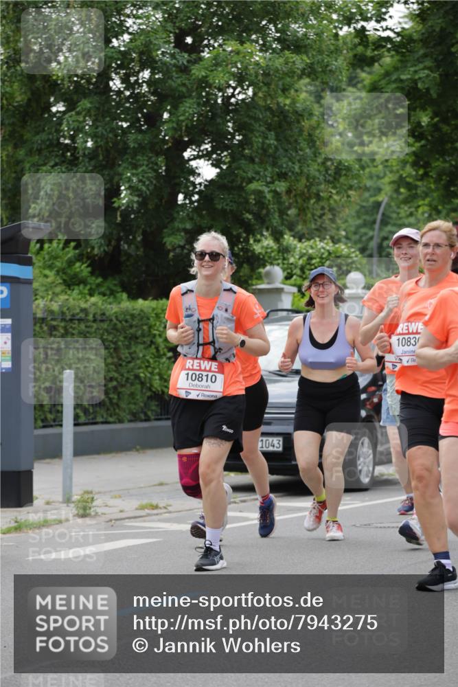 15.06.2025 - REWE Women's Run Jannik Wohlers http://msf.ph/oto/7943275 15.06.2025 08:28:54 Laufen 10810, 1043, 1083 meine-sportfotos.de