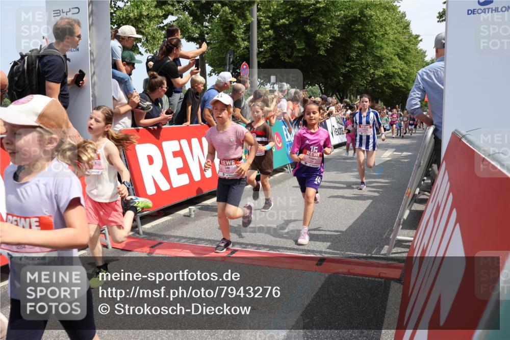 15.06.2025 - REWE Women's Run Strokosch-Dieckow http://msf.ph/oto/7943276 15.06.2025 11:35:32 Ziel 111, 120, 121, 122, 131, 137, 139, 152, 175, 220, 229, 240, 246, 251, 264, 268, 269, 284, 286, 295, 296, 302 meine-sportfotos.de