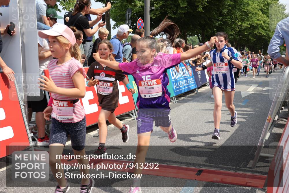 15.06.2025 - REWE Women's Run Strokosch-Dieckow http://msf.ph/oto/7943292 15.06.2025 11:35:33 Ziel 107, 111, 120, 121, 122, 131, 137, 139, 152, 175, 220, 229, 240, 246, 251, 260, 264, 268, 269, 280, 284, 286, 295, 296, 302 meine-sportfotos.de