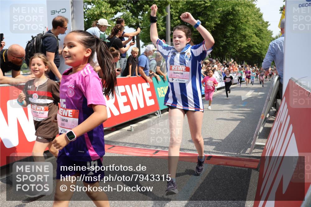 15.06.2025 - REWE Women's Run Strokosch-Dieckow http://msf.ph/oto/7943315 15.06.2025 11:35:33 Ziel 107, 111, 120, 121, 122, 131, 137, 139, 152, 175, 220, 229, 240, 246, 251, 260, 264, 268, 269, 280, 284, 286, 295, 296, 302 meine-sportfotos.de
