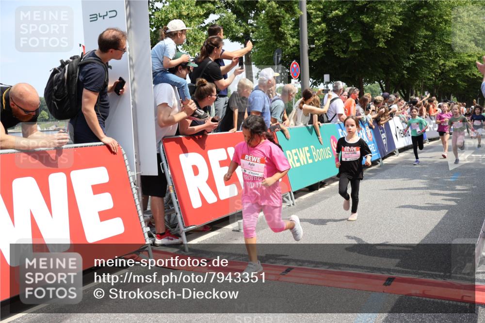 15.06.2025 - REWE Women's Run Strokosch-Dieckow http://msf.ph/oto/7943351 15.06.2025 11:35:35 Ziel 107, 111, 120, 121, 122, 125, 133, 137, 152, 181, 229, 240, 246, 251, 260, 264, 268, 269, 280, 281, 284, 286, 295, 302 meine-sportfotos.de