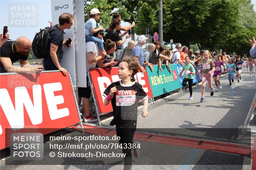 15.06.2025 - REWE Women's Run Strokosch-Dieckow http://msf.ph/oto/7943384 15.06.2025 11:35:36 Ziel 107, 111, 120, 121, 122, 125, 133, 137, 152, 181, 229, 240, 246, 251, 260, 264, 280, 281, 284, 295, 302 meine-sportfotos.de