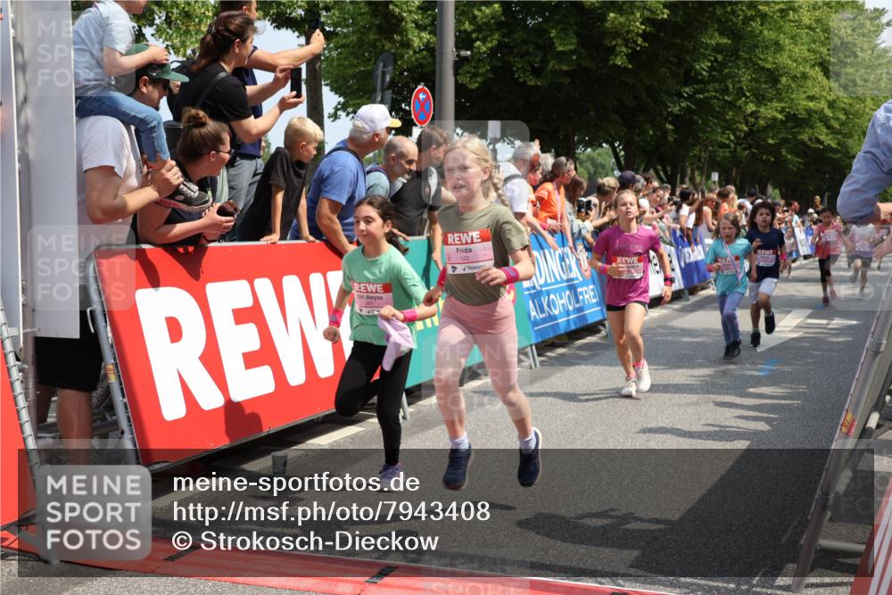 15.06.2025 - REWE Women's Run Strokosch-Dieckow http://msf.ph/oto/7943408 15.06.2025 11:35:37 Ziel 107, 111, 121, 122, 125, 133, 152, 177, 181, 229, 240, 246, 251, 260, 264, 280, 281, 284, 295, 302, 308 meine-sportfotos.de