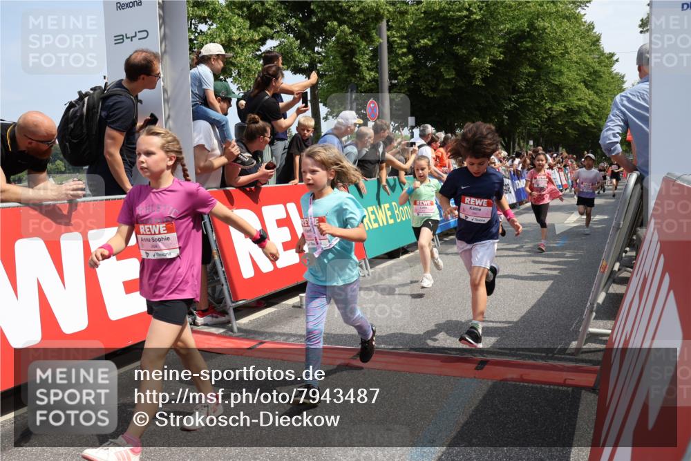 15.06.2025 - REWE Women's Run Strokosch-Dieckow http://msf.ph/oto/7943487 15.06.2025 11:35:39 Ziel 107, 121, 122, 125, 133, 152, 168, 177, 181, 199, 226, 229, 238, 239, 240, 246, 251, 260, 264, 280, 281, 295, 302, 308 meine-sportfotos.de