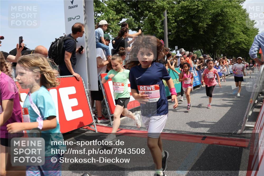15.06.2025 - REWE Women's Run Strokosch-Dieckow http://msf.ph/oto/7943508 15.06.2025 11:35:40 Ziel 107, 121, 122, 125, 133, 152, 168, 177, 181, 199, 226, 238, 239, 240, 246, 251, 260, 264, 280, 281, 308 meine-sportfotos.de