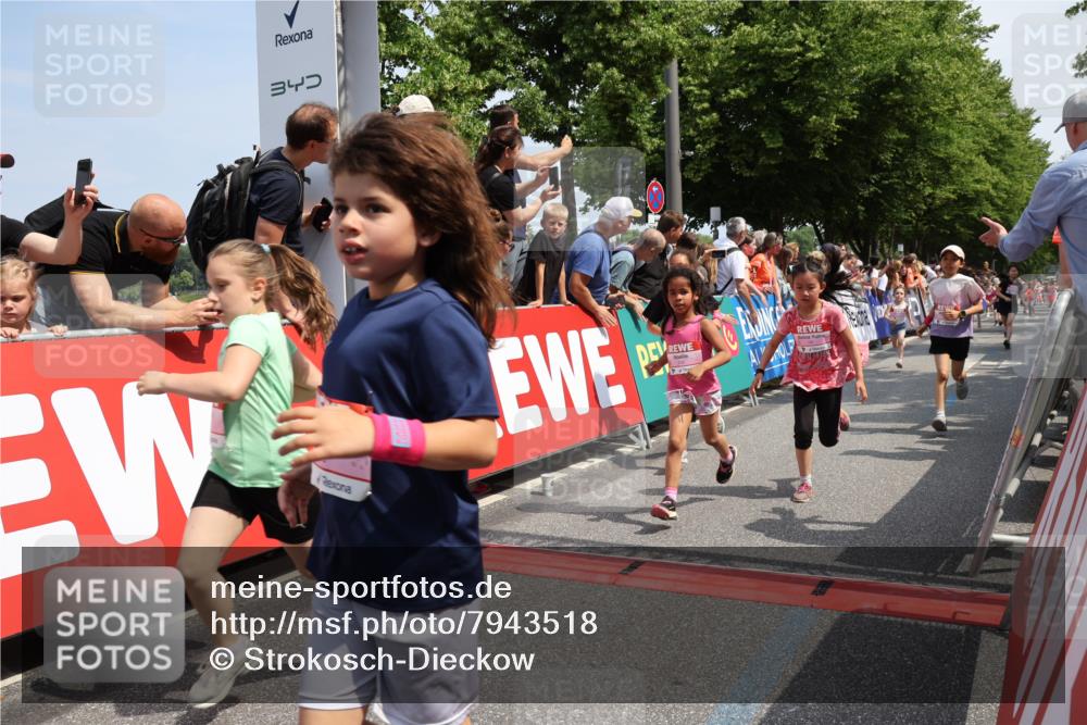 15.06.2025 - REWE Women's Run Strokosch-Dieckow http://msf.ph/oto/7943518 15.06.2025 11:35:40 Ziel 107, 121, 122, 125, 133, 152, 168, 177, 181, 199, 226, 238, 239, 240, 246, 251, 260, 264, 280, 281, 308 meine-sportfotos.de
