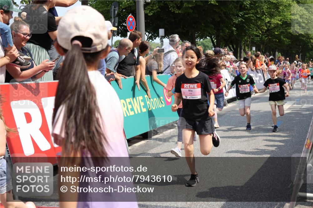15.06.2025 - REWE Women's Run Strokosch-Dieckow http://msf.ph/oto/7943610 15.06.2025 11:35:43 Ziel 107, 121, 122, 125, 133, 168, 177, 181, 199, 226, 238, 239, 251, 260, 264, 280, 281, 294, 297, 300, 308, 321 meine-sportfotos.de