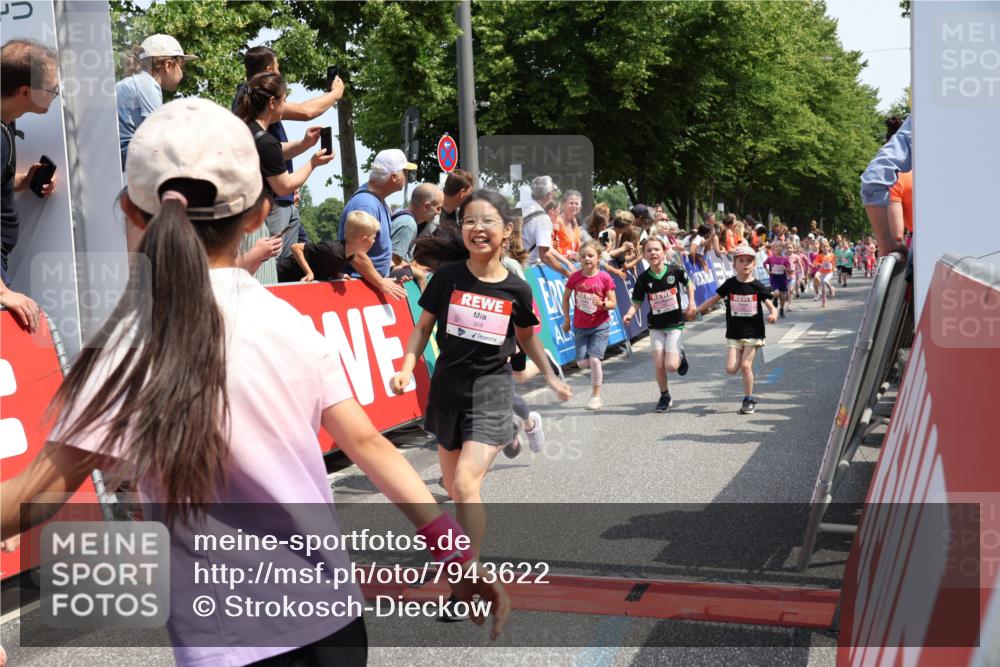 15.06.2025 - REWE Women's Run Strokosch-Dieckow http://msf.ph/oto/7943622 15.06.2025 11:35:43 Ziel 107, 121, 122, 125, 133, 168, 177, 181, 199, 226, 238, 239, 251, 260, 264, 280, 281, 294, 297, 300, 308, 321 meine-sportfotos.de