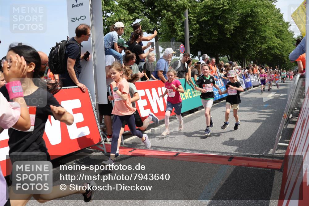 15.06.2025 - REWE Women's Run Strokosch-Dieckow http://msf.ph/oto/7943640 15.06.2025 11:35:44 Ziel 107, 122, 125, 133, 168, 177, 181, 199, 226, 238, 239, 251, 260, 262, 264, 265, 280, 281, 294, 297, 300, 308, 321 meine-sportfotos.de