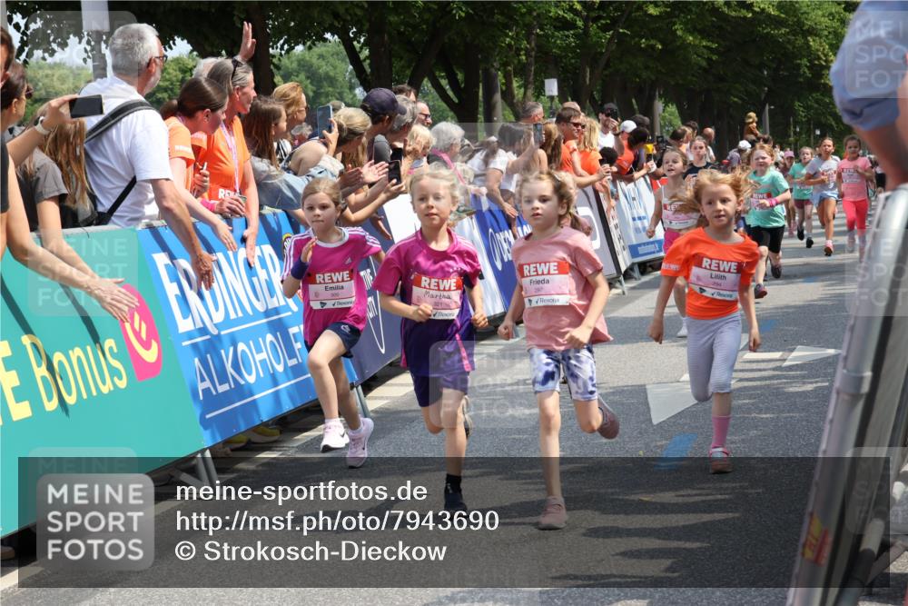 15.06.2025 - REWE Women's Run Strokosch-Dieckow http://msf.ph/oto/7943690 15.06.2025 11:35:47 Ziel 125, 133, 147, 164, 168, 177, 181, 190, 198, 199, 226, 238, 239, 262, 265, 281, 294, 297, 300, 308, 321 meine-sportfotos.de
