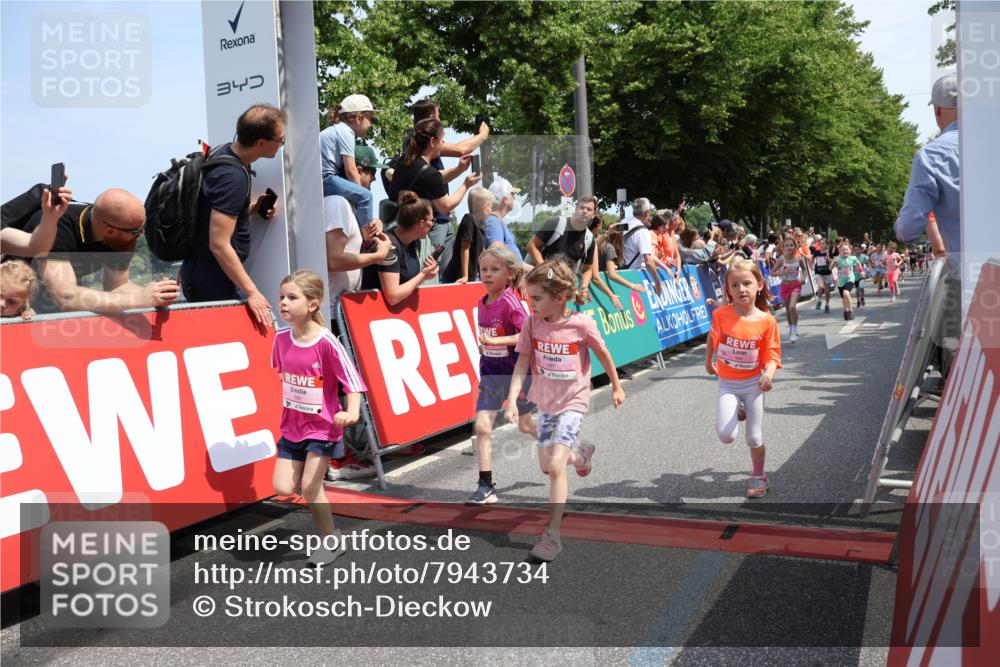 15.06.2025 - REWE Women's Run Strokosch-Dieckow http://msf.ph/oto/7943734 15.06.2025 11:35:48 Ziel 125, 147, 164, 168, 177, 190, 198, 199, 226, 238, 239, 262, 265, 270, 281, 294, 297, 300, 308, 321 meine-sportfotos.de