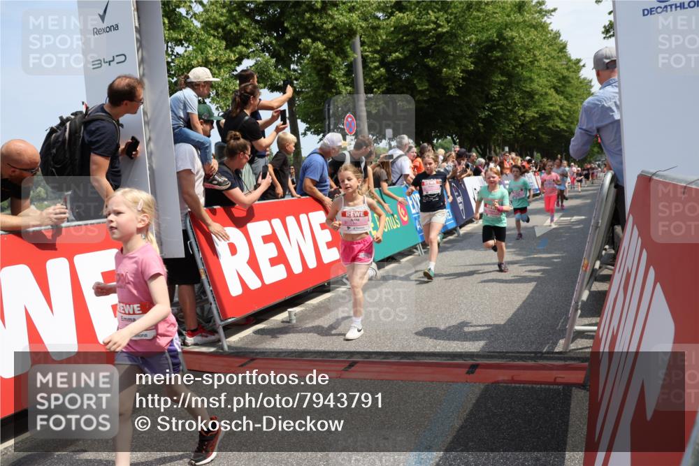 15.06.2025 - REWE Women's Run Strokosch-Dieckow http://msf.ph/oto/7943791 15.06.2025 11:35:50 Ziel 147, 155, 164, 168, 177, 190, 198, 199, 226, 238, 239, 262, 265, 270, 294, 297, 300, 305, 308, 321 meine-sportfotos.de