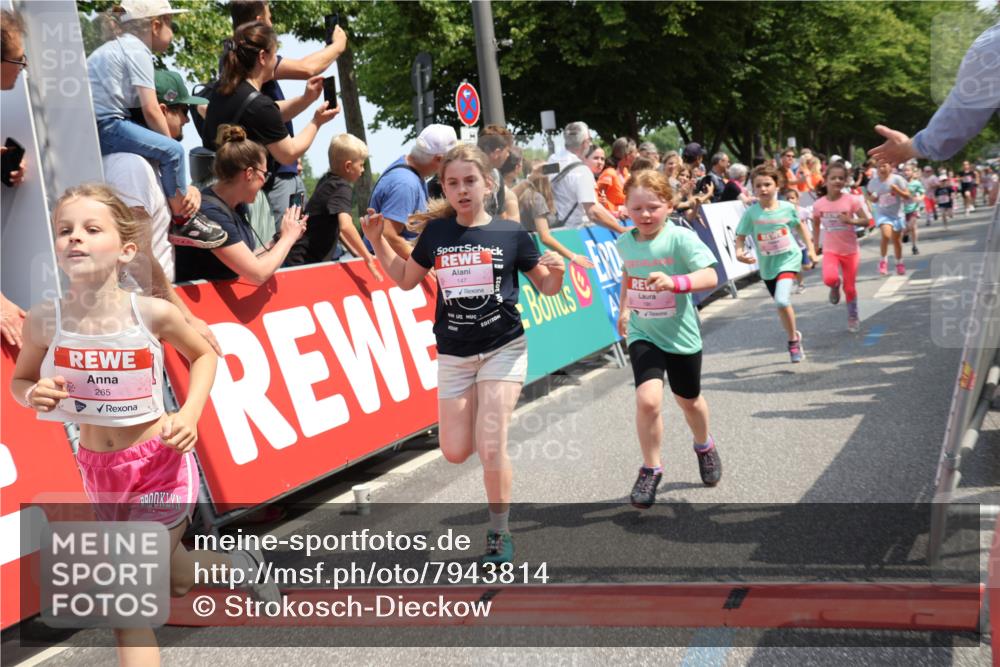 15.06.2025 - REWE Women's Run Strokosch-Dieckow http://msf.ph/oto/7943814 15.06.2025 11:35:51 Ziel 147, 155, 164, 168, 190, 198, 199, 226, 238, 239, 262, 265, 270, 294, 297, 300, 305, 321 meine-sportfotos.de