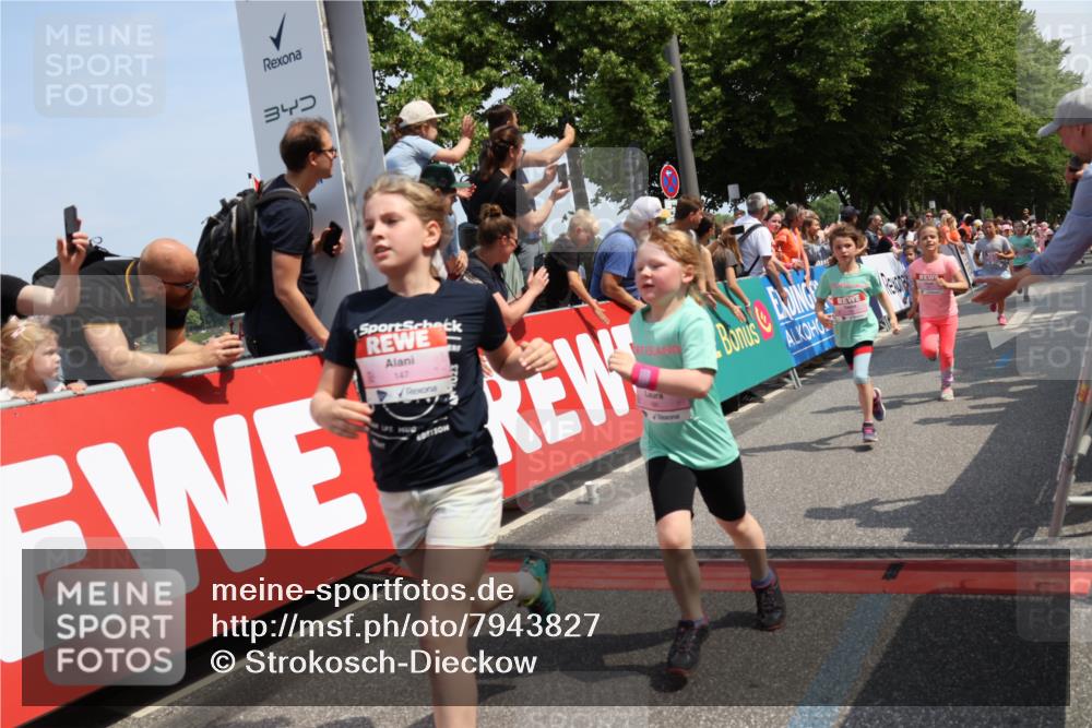 15.06.2025 - REWE Women's Run Strokosch-Dieckow http://msf.ph/oto/7943827 15.06.2025 11:35:52 Ziel 114, 147, 155, 164, 190, 198, 200, 223, 224, 238, 262, 265, 270, 294, 297, 300, 305, 321 meine-sportfotos.de