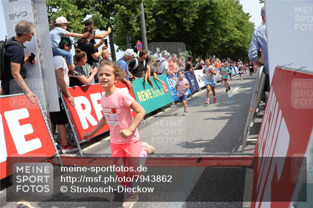 15.06.2025 - REWE Women's Run Strokosch-Dieckow http://msf.ph/oto/7943862 15.06.2025 11:35:53 Ziel 114, 147, 155, 164, 190, 198, 200, 223, 224, 262, 265, 270, 294, 297, 300, 305, 321 meine-sportfotos.de