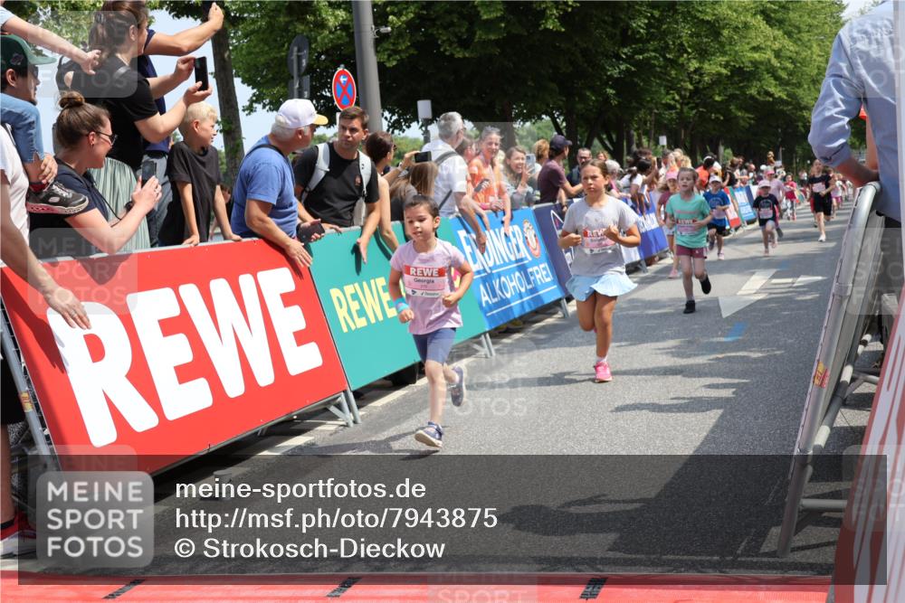 15.06.2025 - REWE Women's Run Strokosch-Dieckow http://msf.ph/oto/7943875 15.06.2025 11:35:54 Ziel 105, 114, 147, 155, 164, 190, 198, 200, 223, 224, 262, 265, 270, 294, 297, 300, 305, 321 meine-sportfotos.de