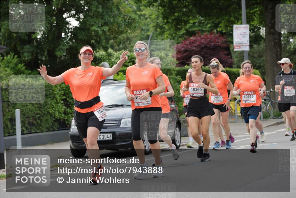 15.06.2025 - REWE Women's Run Jannik Wohlers http://msf.ph/oto/7943888 15.06.2025 08:29:09 Laufen 10718, 1043, 10, 1059, 10360, 15, 2025, 10600, 10555, 10750 meine-sportfotos.de