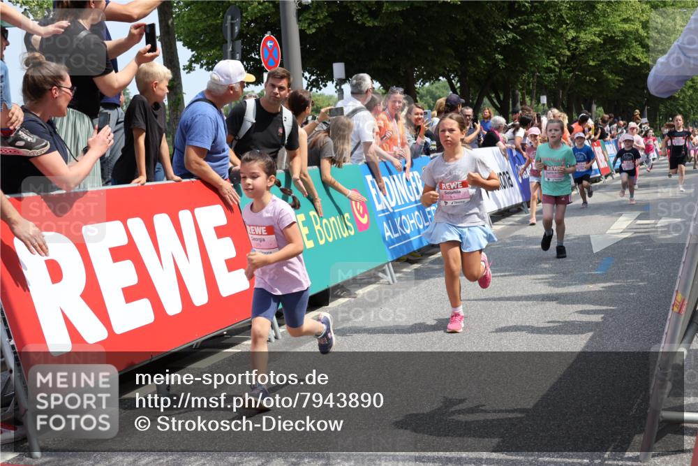15.06.2025 - REWE Women's Run Strokosch-Dieckow http://msf.ph/oto/7943890 15.06.2025 11:35:54 Ziel 105, 114, 147, 155, 164, 190, 198, 200, 223, 224, 262, 265, 270, 294, 297, 300, 305, 321 meine-sportfotos.de