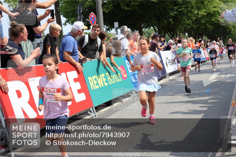 15.06.2025 - REWE Women's Run Strokosch-Dieckow http://msf.ph/oto/7943907 15.06.2025 11:35:54 Ziel 105, 114, 147, 155, 164, 190, 198, 200, 223, 224, 262, 265, 270, 294, 297, 300, 305, 321 meine-sportfotos.de