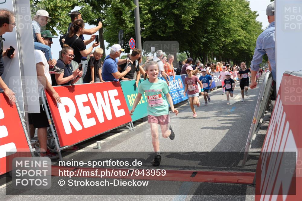 15.06.2025 - REWE Women's Run Strokosch-Dieckow http://msf.ph/oto/7943959 15.06.2025 11:35:56 Ziel 105, 114, 136, 147, 155, 164, 190, 197, 198, 200, 223, 224, 235, 236, 262, 265, 270, 305 meine-sportfotos.de