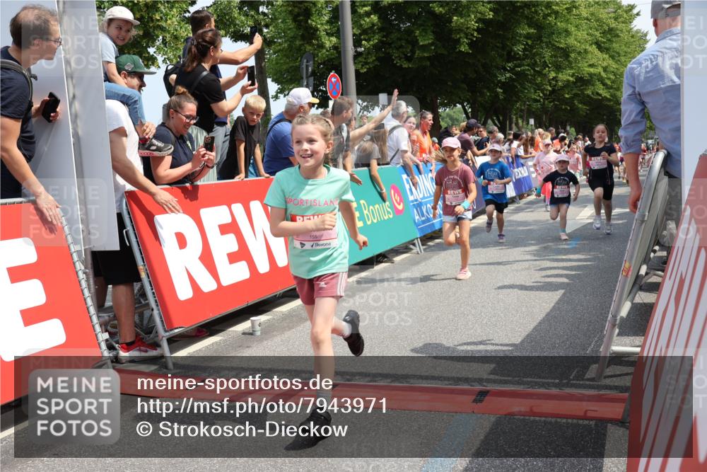 15.06.2025 - REWE Women's Run Strokosch-Dieckow http://msf.ph/oto/7943971 15.06.2025 11:35:56 Ziel 105, 114, 136, 147, 155, 164, 190, 197, 198, 200, 223, 224, 235, 236, 262, 265, 270, 305 meine-sportfotos.de