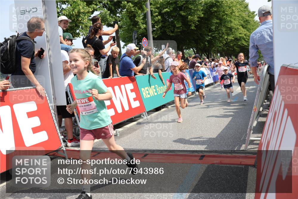 15.06.2025 - REWE Women's Run Strokosch-Dieckow http://msf.ph/oto/7943986 15.06.2025 11:35:57 Ziel 105, 114, 136, 147, 149, 155, 164, 190, 197, 198, 200, 223, 224, 235, 236, 262, 265, 270, 303, 305 meine-sportfotos.de