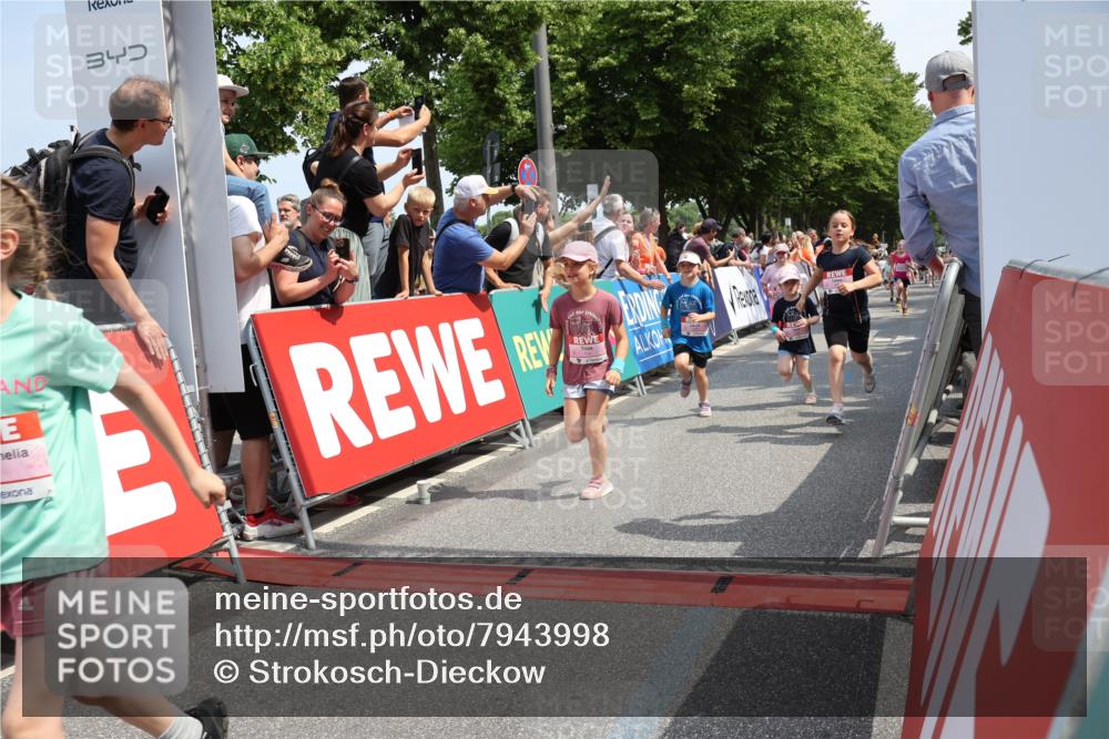 15.06.2025 - REWE Women's Run Strokosch-Dieckow http://msf.ph/oto/7943998 15.06.2025 11:35:57 Ziel 105, 114, 136, 147, 149, 155, 164, 190, 197, 198, 200, 223, 224, 235, 236, 262, 265, 270, 303, 305 meine-sportfotos.de