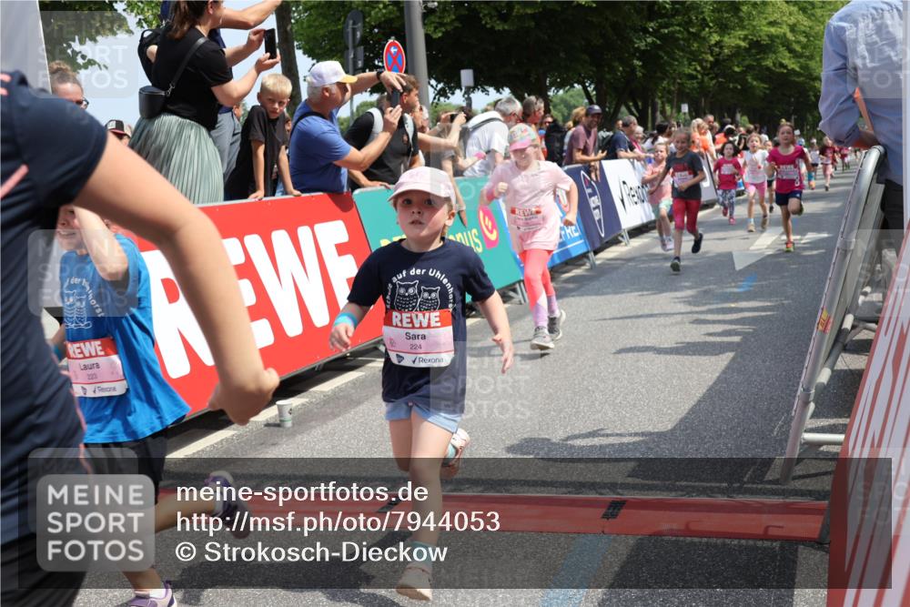 15.06.2025 - REWE Women's Run Strokosch-Dieckow http://msf.ph/oto/7944053 15.06.2025 11:35:59 Ziel 105, 114, 136, 141, 149, 155, 164, 197, 198, 200, 223, 224, 235, 236, 270, 303, 305 meine-sportfotos.de