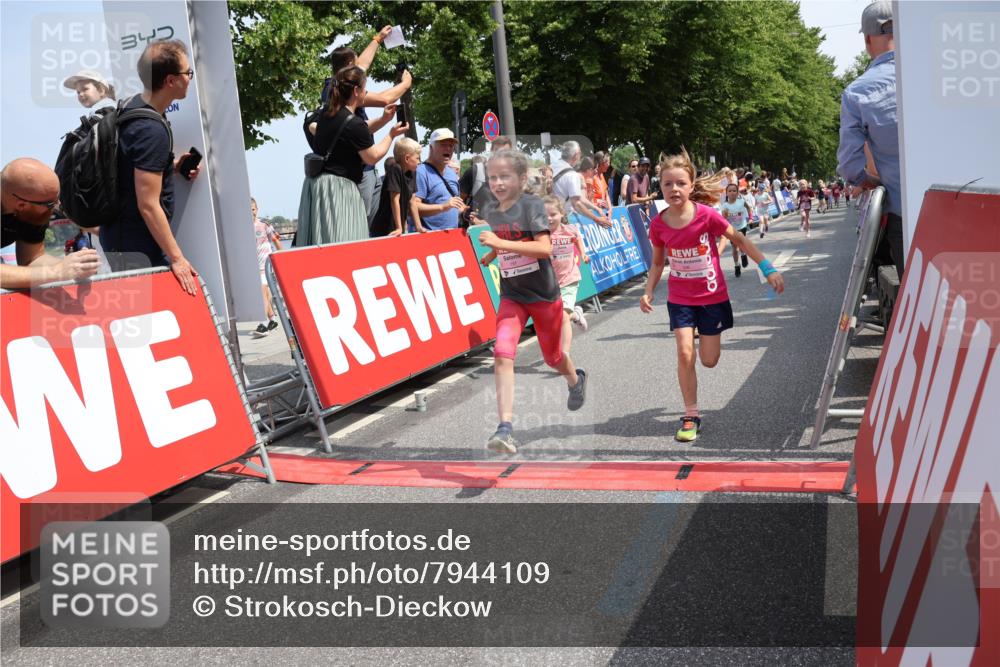 15.06.2025 - REWE Women's Run Strokosch-Dieckow http://msf.ph/oto/7944109 15.06.2025 11:36:01 Ziel 105, 114, 136, 141, 149, 155, 197, 200, 223, 224, 235, 236, 266, 270, 303, 305 meine-sportfotos.de