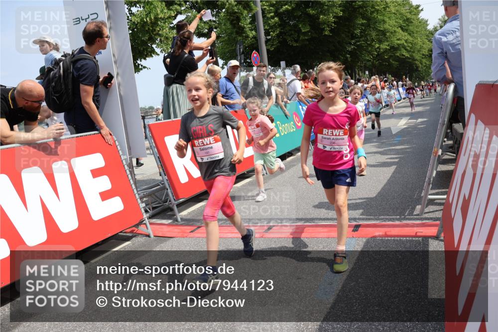 15.06.2025 - REWE Women's Run Strokosch-Dieckow http://msf.ph/oto/7944123 15.06.2025 11:36:01 Ziel 105, 114, 136, 141, 149, 155, 197, 200, 223, 224, 235, 236, 266, 270, 303, 305 meine-sportfotos.de