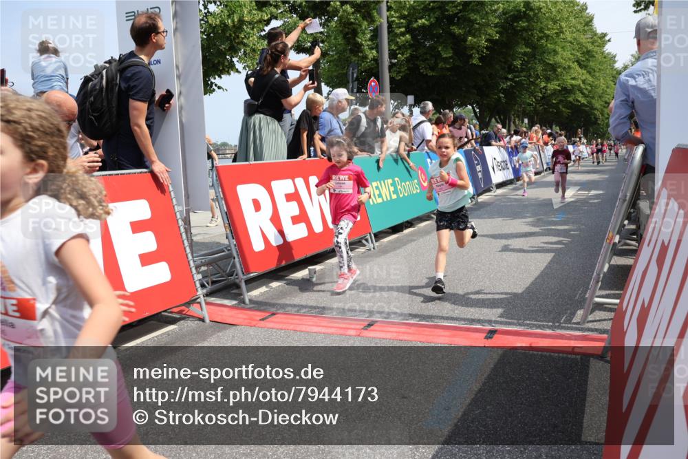 15.06.2025 - REWE Women's Run Strokosch-Dieckow http://msf.ph/oto/7944173 15.06.2025 11:36:03 Ziel 105, 114, 136, 141, 149, 155, 197, 200, 223, 224, 235, 236, 243, 266, 303 meine-sportfotos.de
