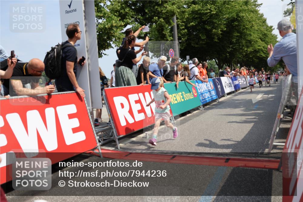 15.06.2025 - REWE Women's Run Strokosch-Dieckow http://msf.ph/oto/7944236 15.06.2025 11:36:05 Ziel 105, 114, 136, 141, 149, 196, 197, 200, 202, 219, 223, 224, 235, 236, 243, 266, 303 meine-sportfotos.de