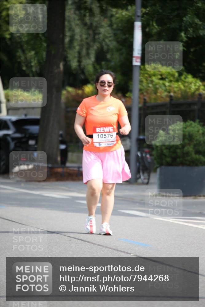 15.06.2025 - REWE Women's Run Jannik Wohlers http://msf.ph/oto/7944268 15.06.2025 10:04:14 Laufen 10576 meine-sportfotos.de
