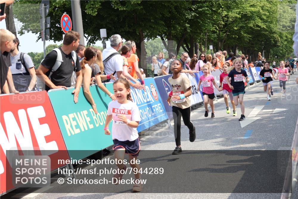 15.06.2025 - REWE Women's Run Strokosch-Dieckow http://msf.ph/oto/7944289 15.06.2025 11:36:09 Ziel 119, 129, 138, 141, 149, 182, 196, 202, 219, 235, 243, 266, 303 meine-sportfotos.de