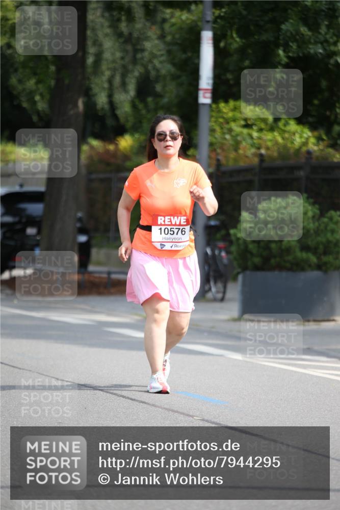 15.06.2025 - REWE Women's Run Jannik Wohlers http://msf.ph/oto/7944295 15.06.2025 10:04:14 Laufen 10576 meine-sportfotos.de