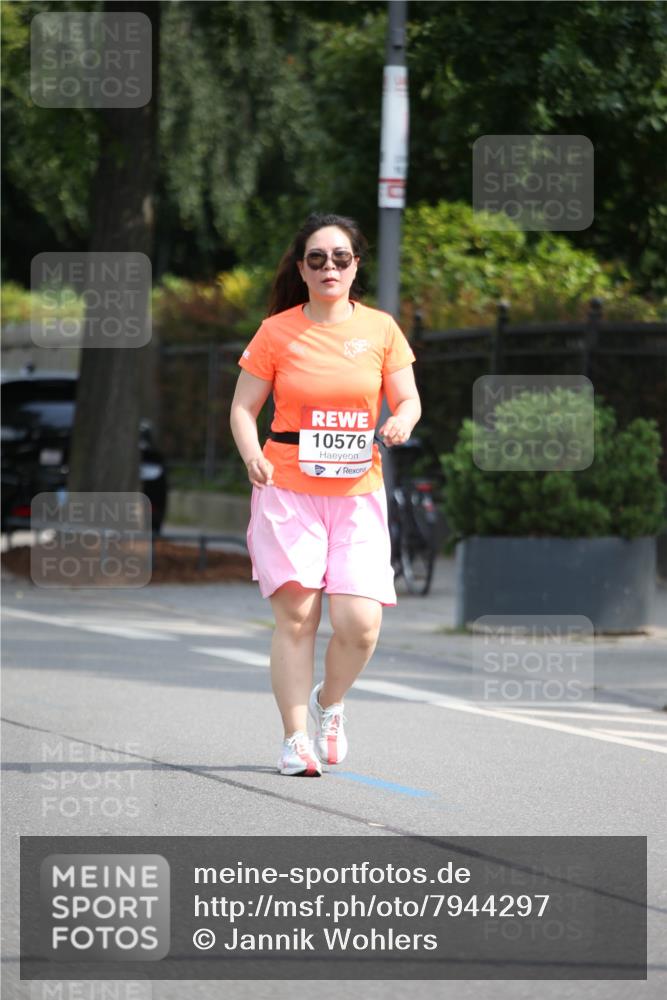 15.06.2025 - REWE Women's Run Jannik Wohlers http://msf.ph/oto/7944297 15.06.2025 10:04:14 Laufen 10576 meine-sportfotos.de
