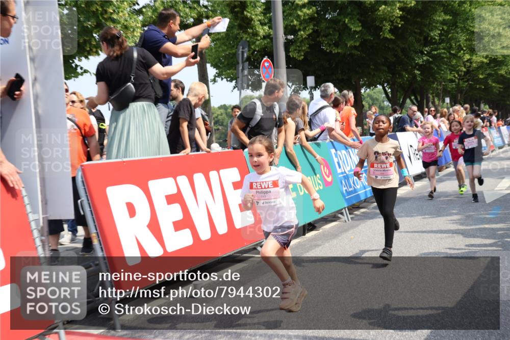 15.06.2025 - REWE Women's Run Strokosch-Dieckow http://msf.ph/oto/7944302 15.06.2025 11:36:09 Ziel 119, 129, 138, 141, 149, 182, 196, 202, 219, 235, 243, 266, 303 meine-sportfotos.de
