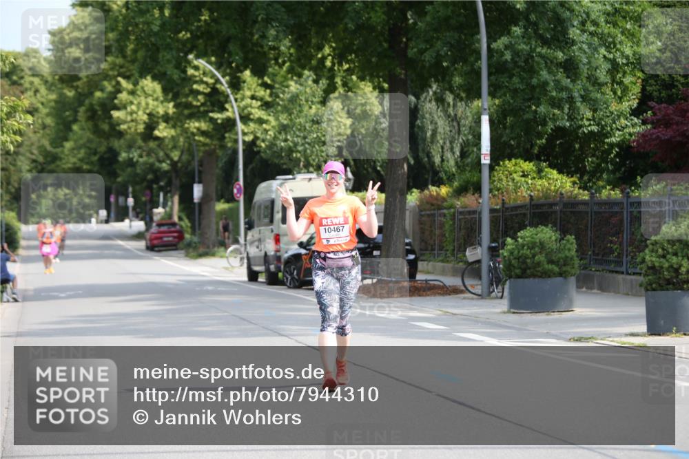 15.06.2025 - REWE Women's Run Jannik Wohlers http://msf.ph/oto/7944310 15.06.2025 10:04:32 Laufen 10467 meine-sportfotos.de