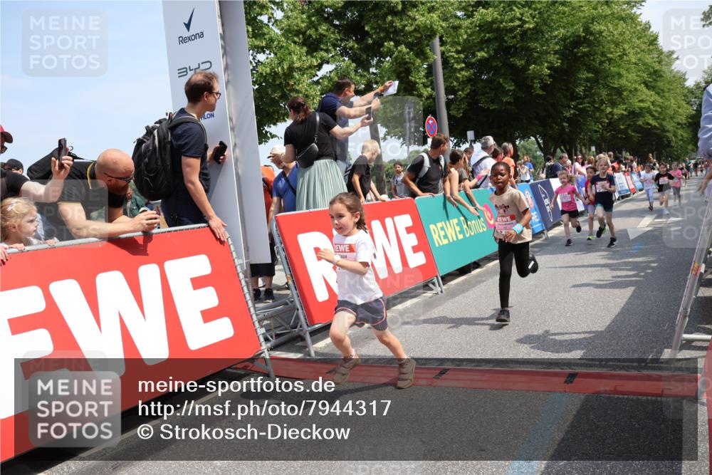 15.06.2025 - REWE Women's Run Strokosch-Dieckow http://msf.ph/oto/7944317 15.06.2025 11:36:10 Ziel 119, 129, 138, 141, 149, 182, 196, 202, 219, 243, 266, 303 meine-sportfotos.de