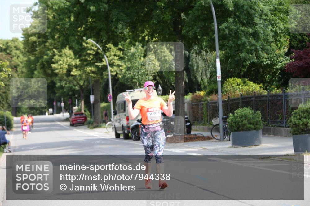 15.06.2025 - REWE Women's Run Jannik Wohlers http://msf.ph/oto/7944338 15.06.2025 10:04:32 Laufen 10467 meine-sportfotos.de
