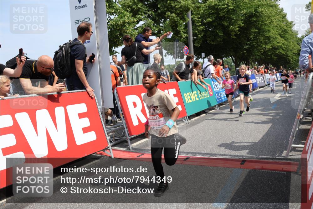 15.06.2025 - REWE Women's Run Strokosch-Dieckow http://msf.ph/oto/7944349 15.06.2025 11:36:10 Ziel 119, 129, 138, 141, 149, 182, 196, 202, 219, 243, 266, 303 meine-sportfotos.de