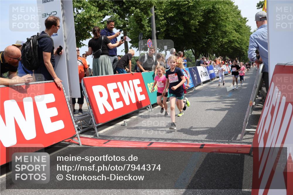 15.06.2025 - REWE Women's Run Strokosch-Dieckow http://msf.ph/oto/7944374 15.06.2025 11:36:11 Ziel 119, 129, 138, 141, 182, 196, 202, 219, 243, 266 meine-sportfotos.de